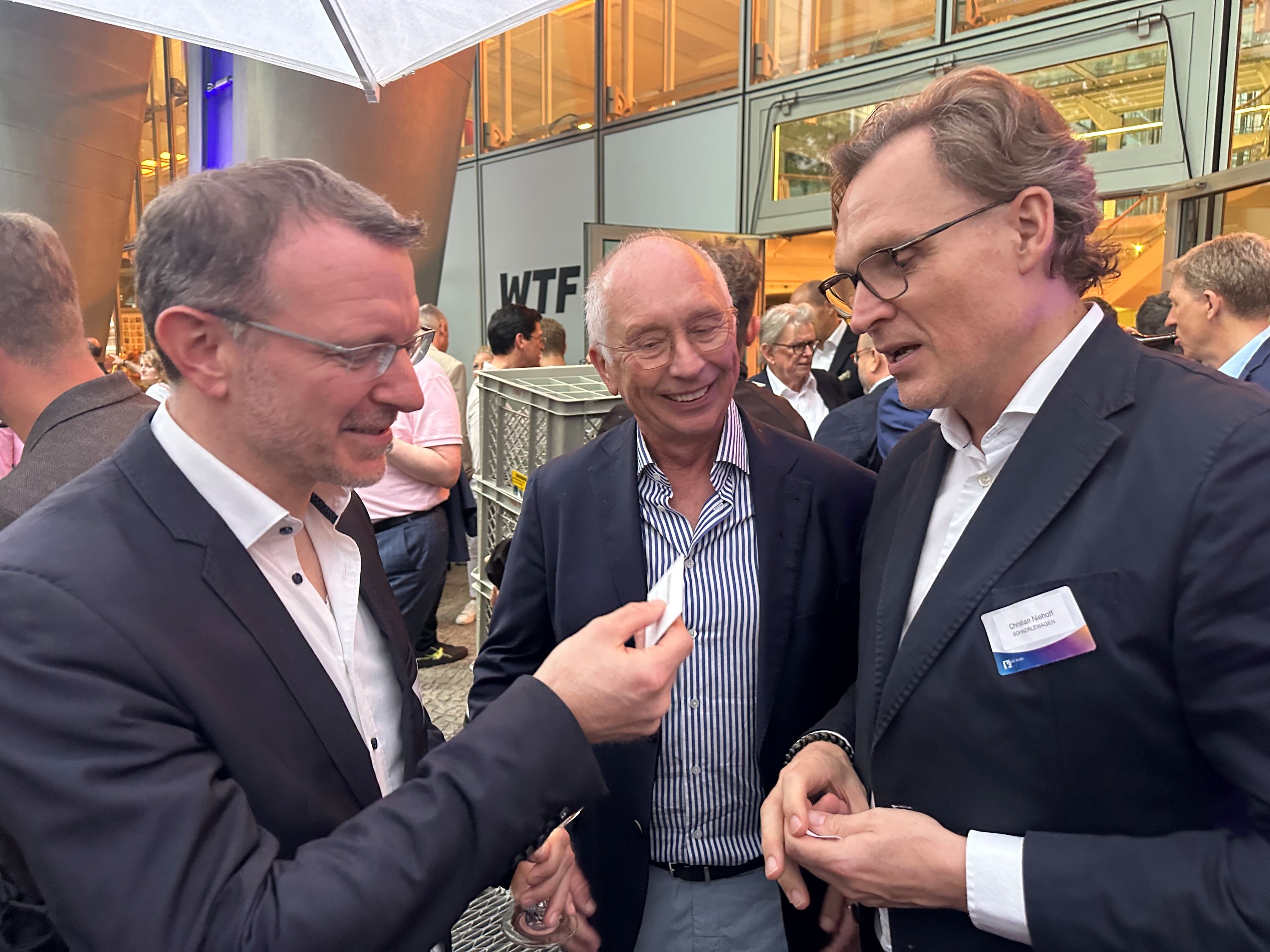 Sommerregen hielt die Gäste nicht vom Austausch ab: Jan-Marco Luczak MdB, BERLINboxx-Verleger Frank Schmeichel und Christian Niehoff, geschäftsführender Gesellschafter von BOHNZIRLEWAGEN | BERLINboxx